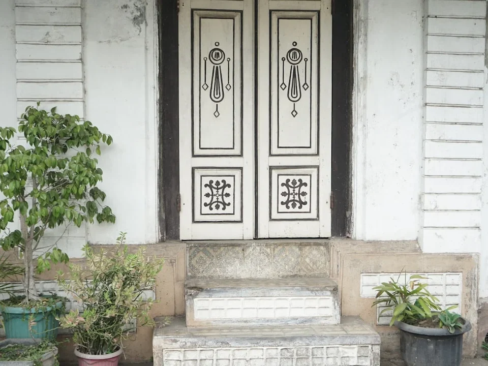 Pintu Depan Rumah UPVC Atau Kayu: Mana Pilihan Terbaik Untuk Hunian Modern Anda?