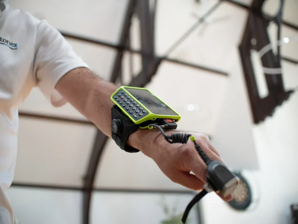 Polishing Process Expert Hand