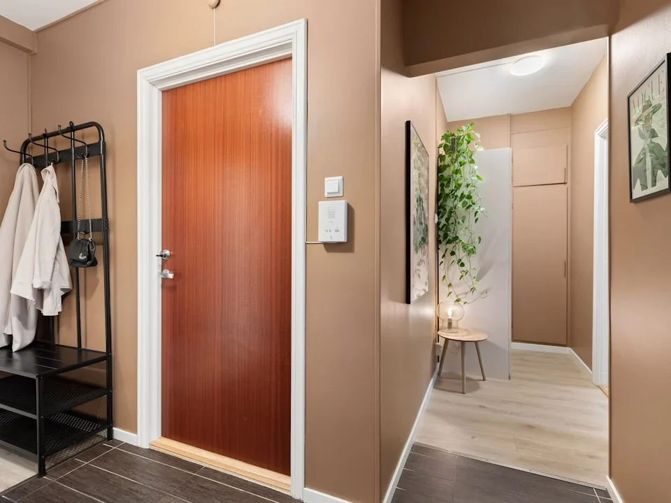 Smart Home Benefits Automatic Door Comfort